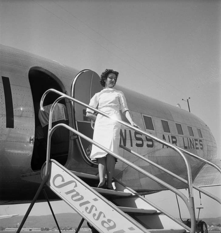 Swissair-Hostess Armande Stöcklin beim Einstieg in eine Douglas