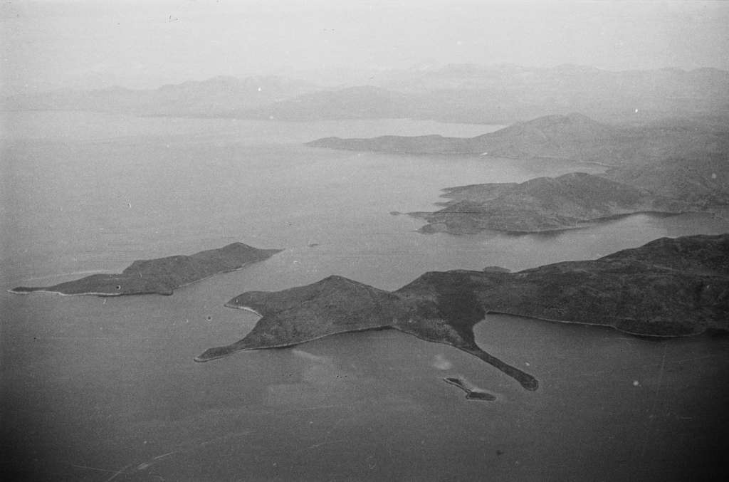 Insel links bzw. oberhalb des Kaps: Kavalliani