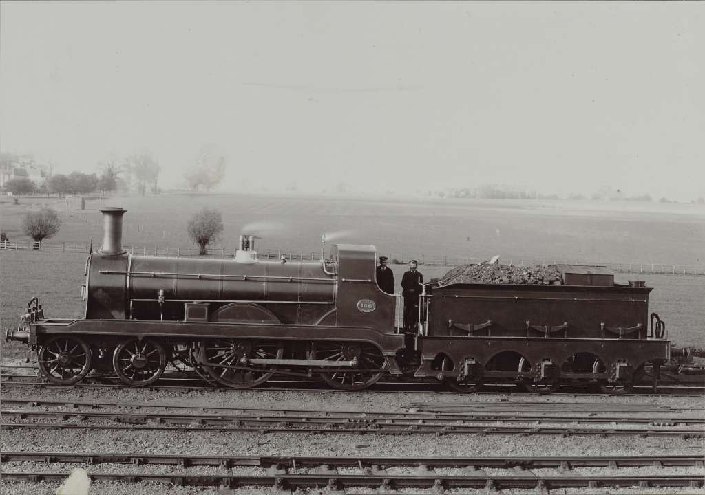 Klasse F der South Eastern Railway, Design Stirling, erbaut 1883-1898 in 88 Exemplaren, wobei mit der Zeit diverse Bauartänderungen einflossen, 8 Maschinen kamen noch zu den British Railways, wurden aber bald ausgemustert