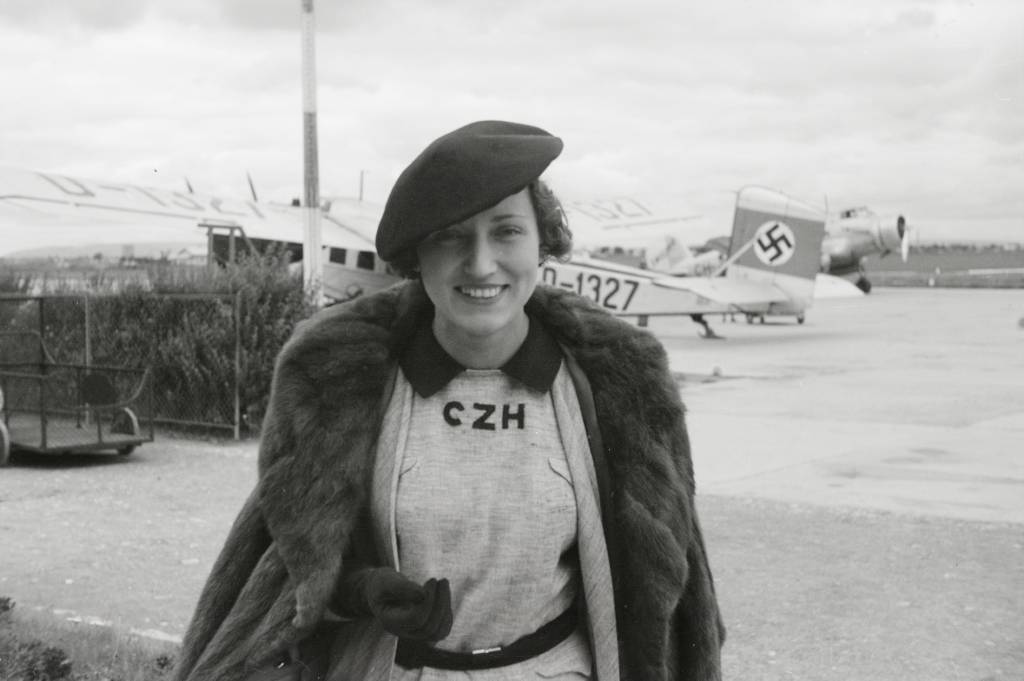 Mittelholzer, Tschechische Flugbegleiterin am Flughafen, 1934